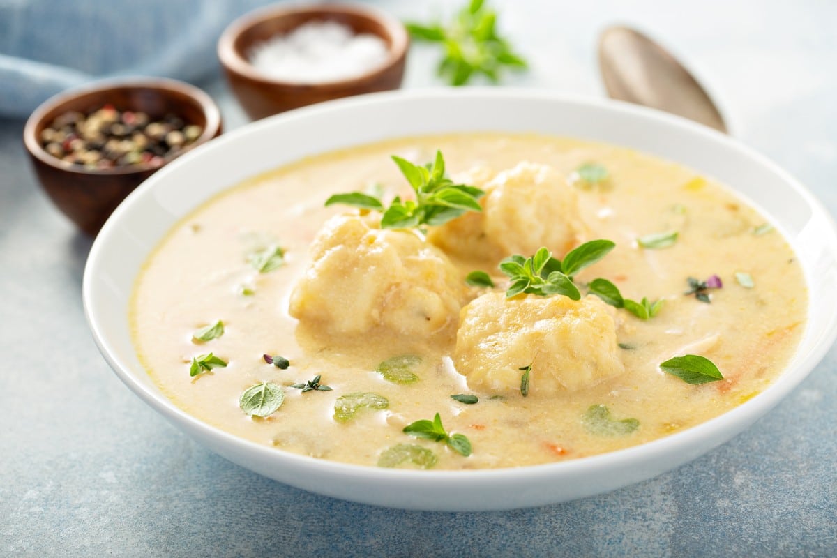 Cremige Hühnersuppe mit Gemüse und Knödeln