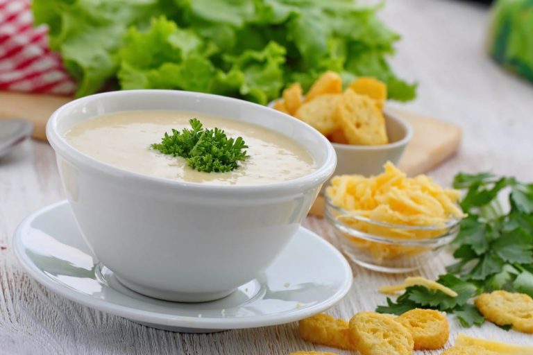 Cremige Hühnersuppe mit Kartoffeln, Sahne und Gemüse