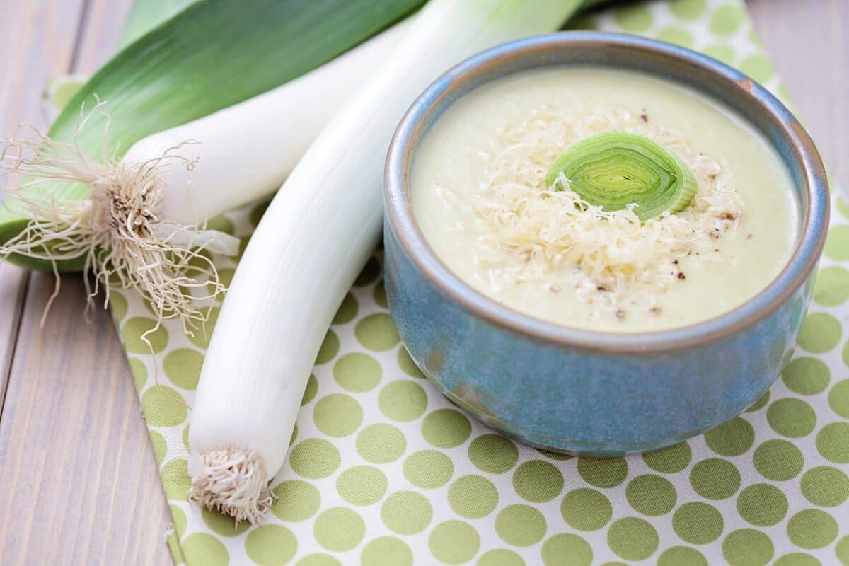 Cremige Käse Lauch Suppe mit Kartoffeln und Schmelzkäse