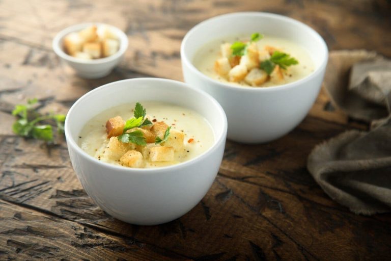 Cremige Käsesuppe mit Bier, Sellerie und feiner Speckeinlage