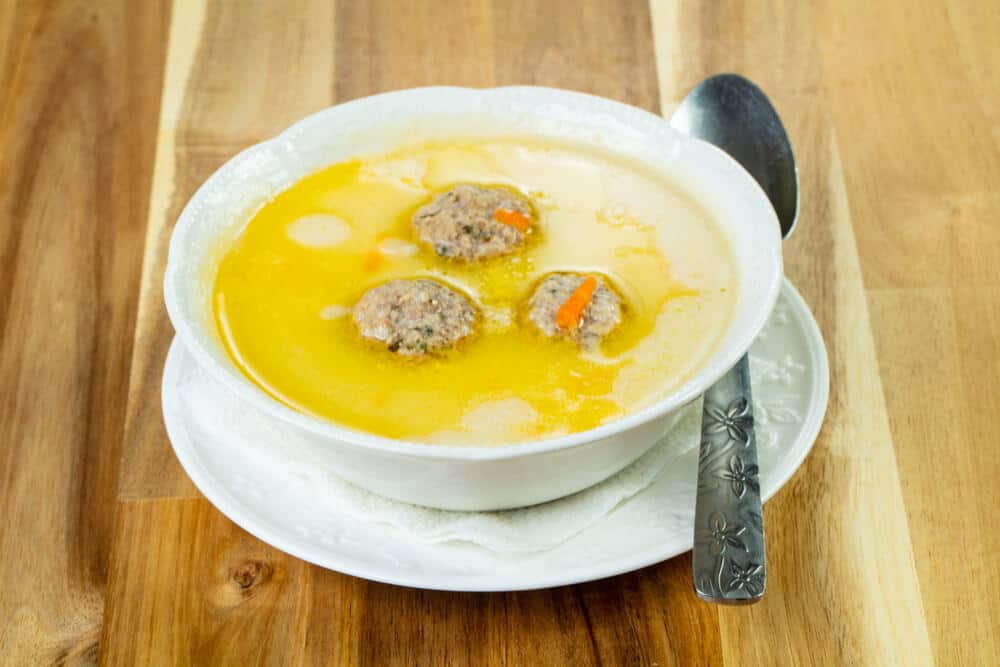 Cremige Käsesuppe mit Fleischbällchen und Kartoffeln