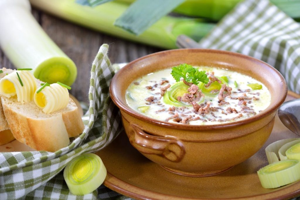 Cremige Käsesuppe mit Hackfleisch, Porree und Gewürzen