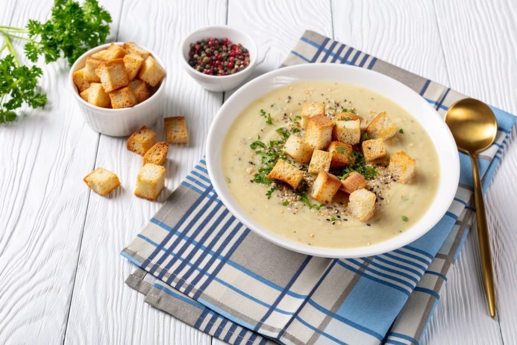 Cremige Käsesuppe mit Schmelzkäse, Kartoffeln und Karotten