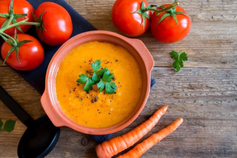 Cremige Karottensuppe mit Tomaten und Kokosmilch