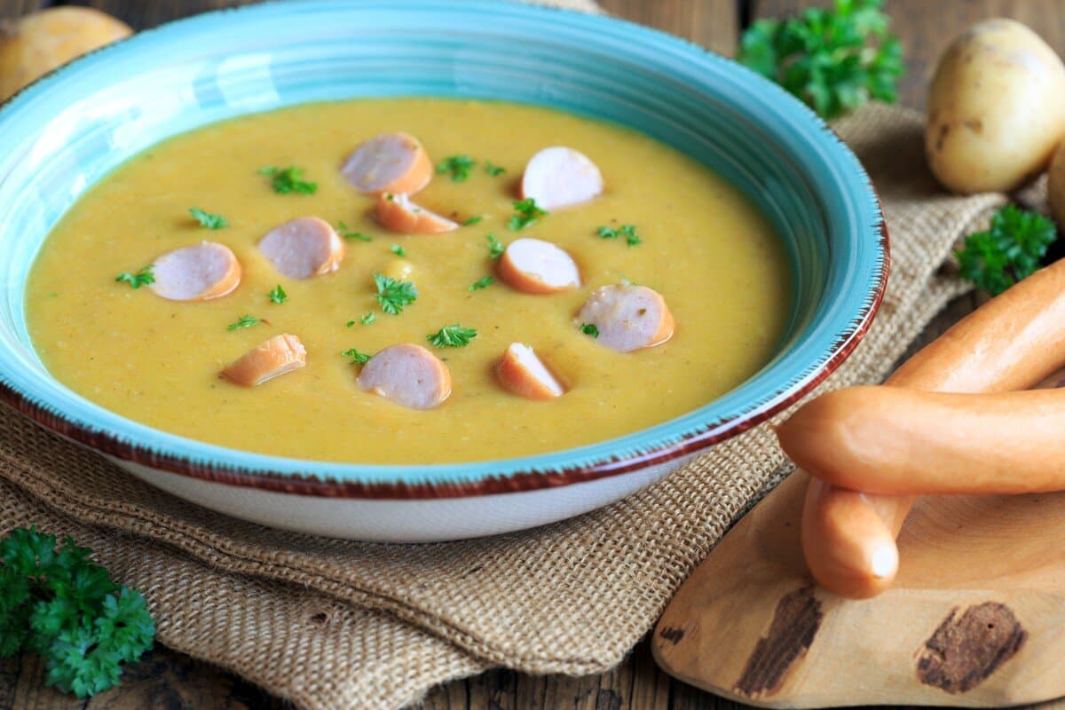 Cremige Kartoffelsuppe mit Karotten, Sellerie und Würstchen