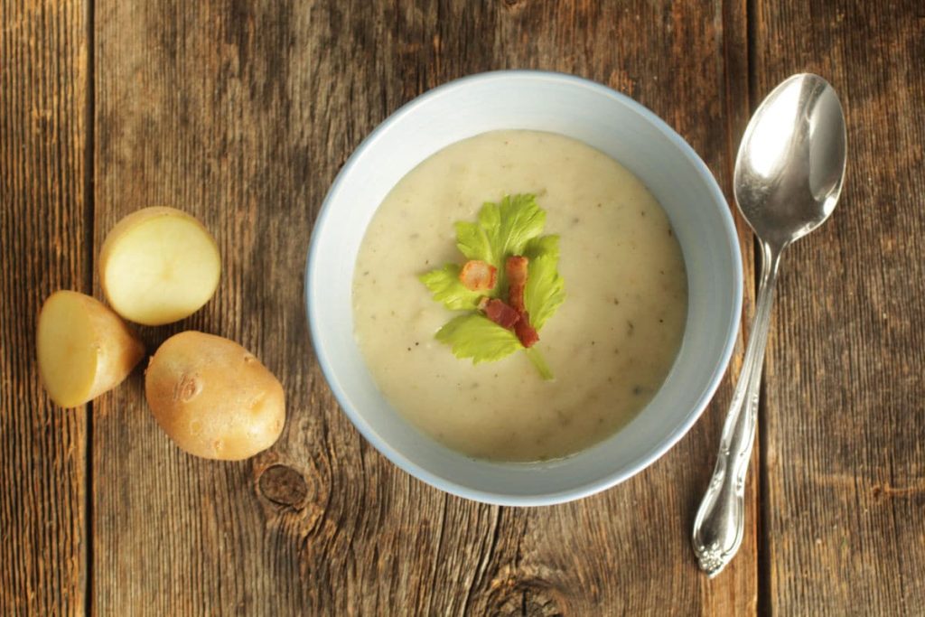 Cremige Kartoffelsuppe mit gebratenen Karotten und Knoblauch