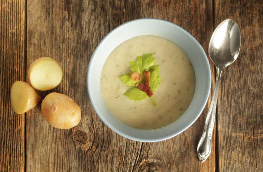 Cremige Kartoffelsuppe mit gebratenen Karotten und Knoblauch