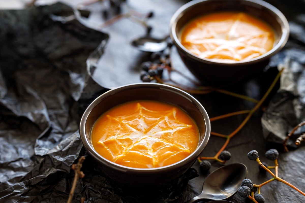 Cremige Kürbissuppe mit Möhren und Sahne zu Halloween