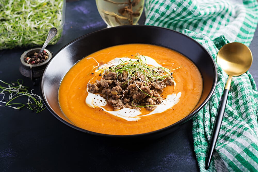 Cremige Kürbissuppe mit Sahne, Knoblauch und Hackfleisch