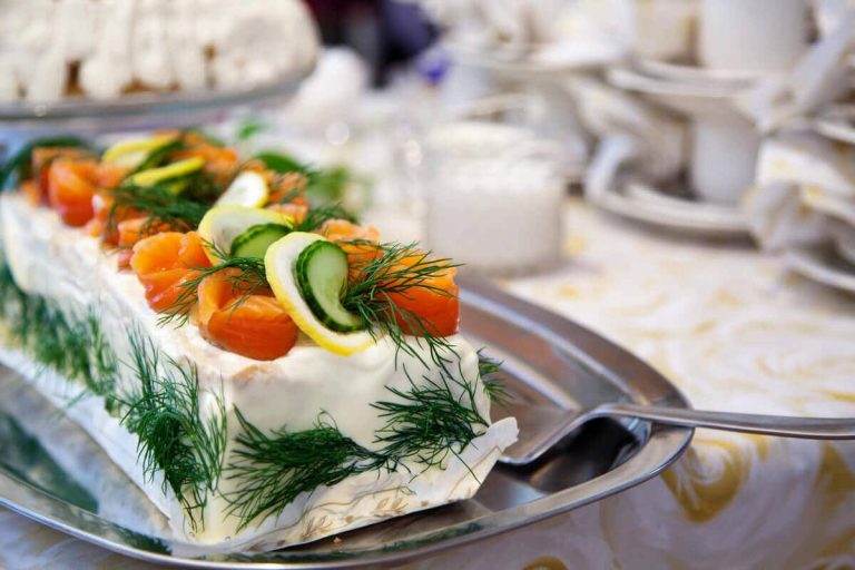 Cremige Lachstorte mit Eiern, Gurken und Frischkäse und Joghurt