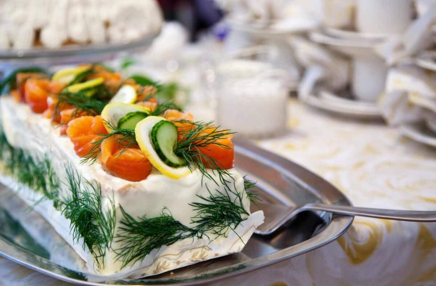 Cremige Lachstorte mit Eiern, Gurken und Frischkäse und Joghurt