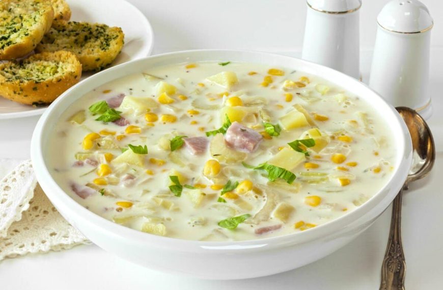 Cremige Maissuppe mit Kartoffeln und Bacon