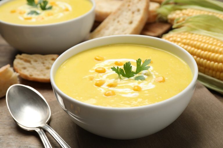 Cremige Maissuppe mit Kartoffeln und Bacon