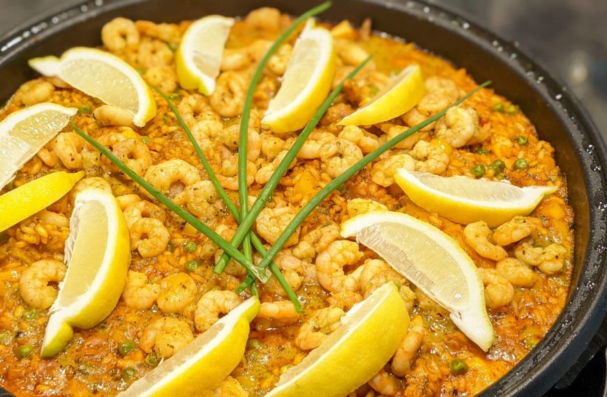 Cremige Paella mit Hähnchenfleisch und Meeresfrüchten