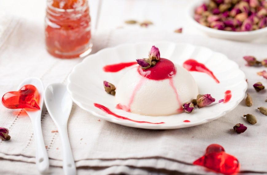 Cremige Panna Cotta mit Rosenaroma