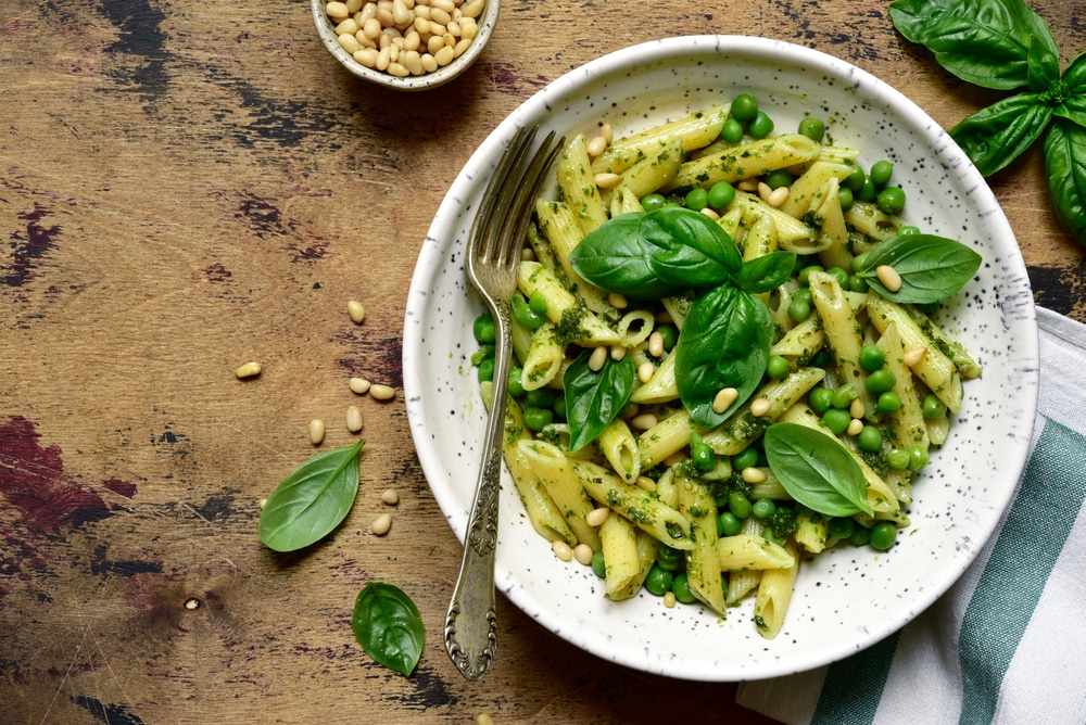 Cremige Pasta mit Basilikumpesto und frischen Erbsen