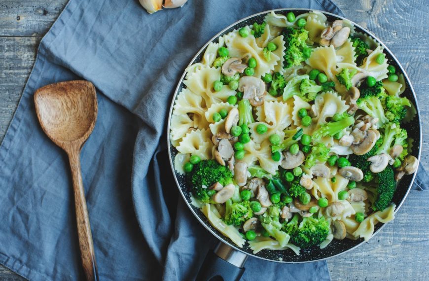 Cremige Pasta mit Brokkoli, Erbsen und Champignonsauce