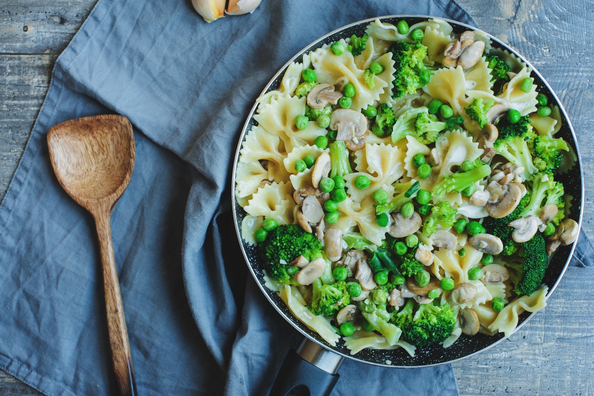 Cremige Pasta mit Brokkoli, Erbsen und Champignonsauce