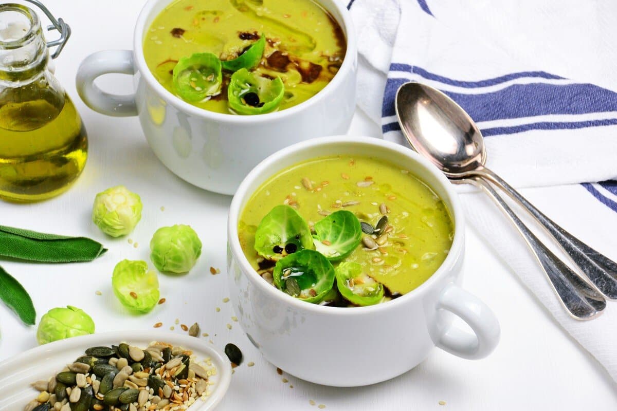 Cremige Rosenkohlsuppe mit Sellerie