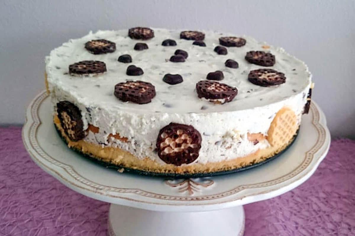 Cremige Sahnetorte mit Schokoküssen und Quark