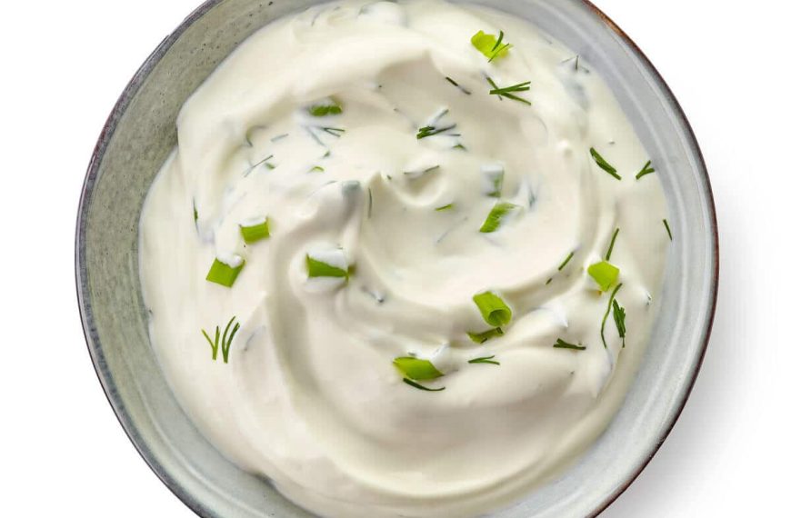 Cremige Schmandsoße mit Knoblauch und Dill