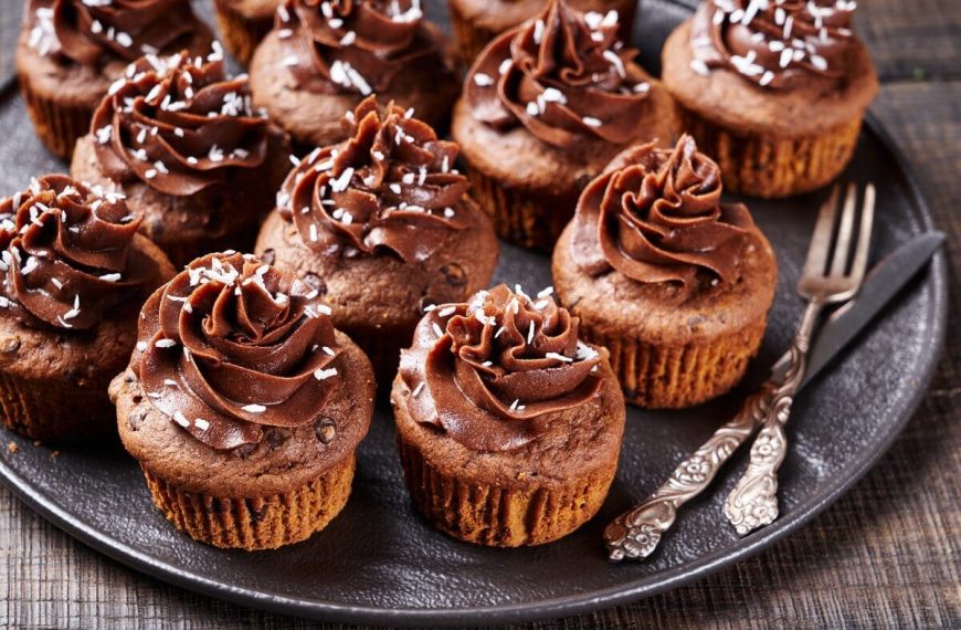 Cremige Schokoladen-Cupcakes mit Vanille, Milch und Vanille