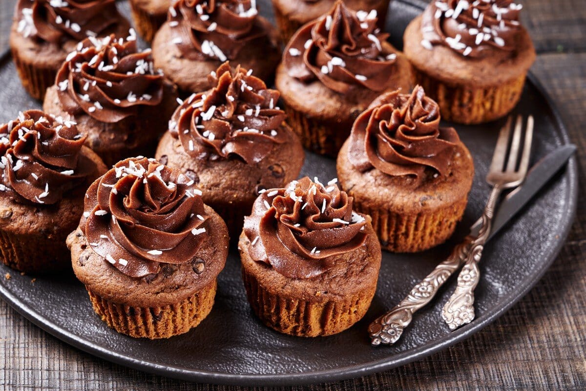 Cremige Schokoladen-Cupcakes mit Vanille