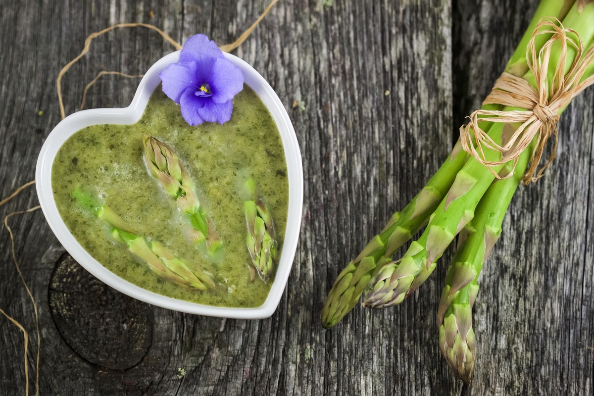 Cremige Spargelsuppe aus grünem Spargel mit Erbsen