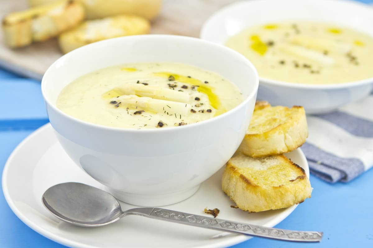 Cremige Spargelsuppe mit weißem Spargel und Milch