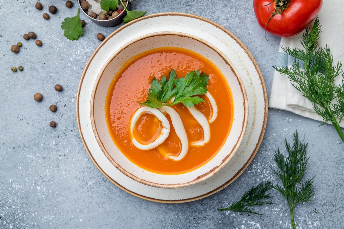 Cremige Tomatensuppe mit angebratenem Tintenfisch und Knoblauch