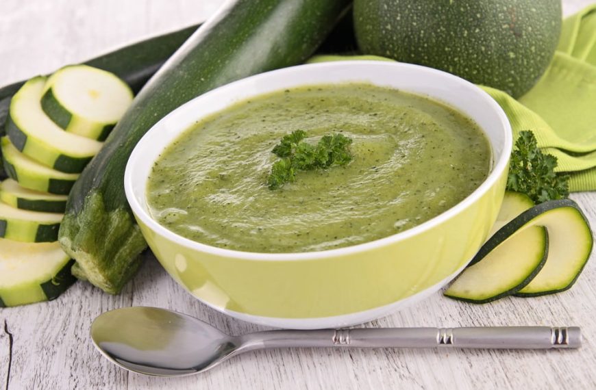 Cremige Zucchinisuppe mit Milch, Quark und Knoblauch
