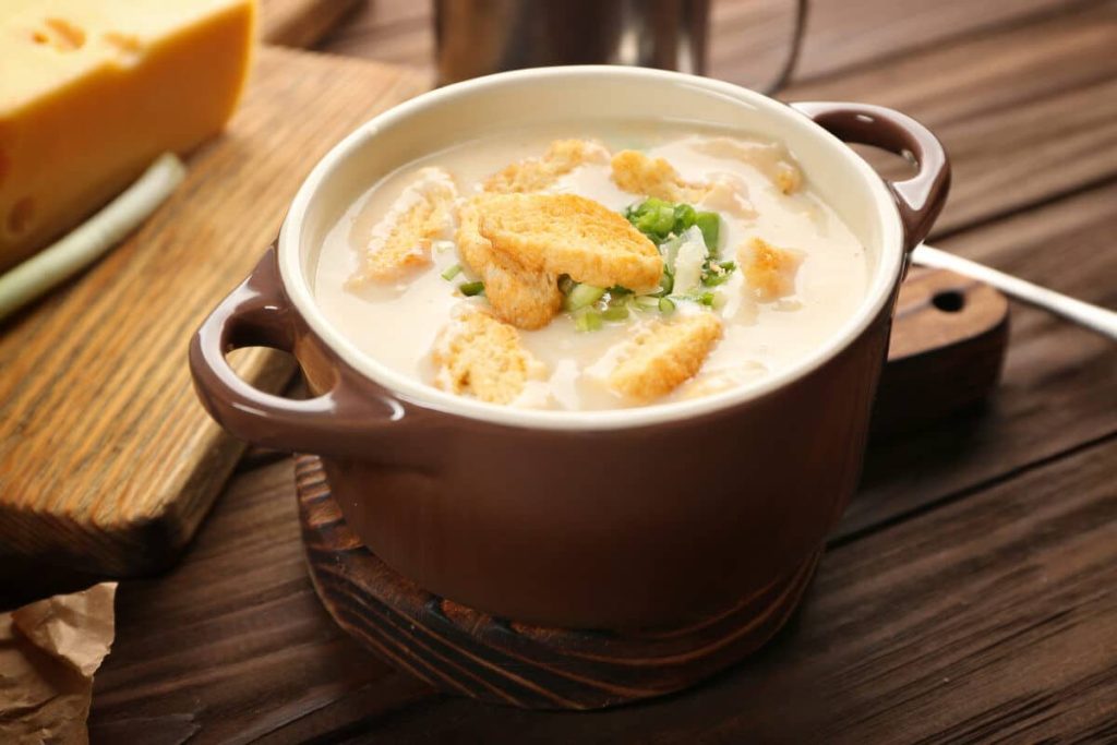 Cremige Zwiebelsuppe mit Kartoffeln