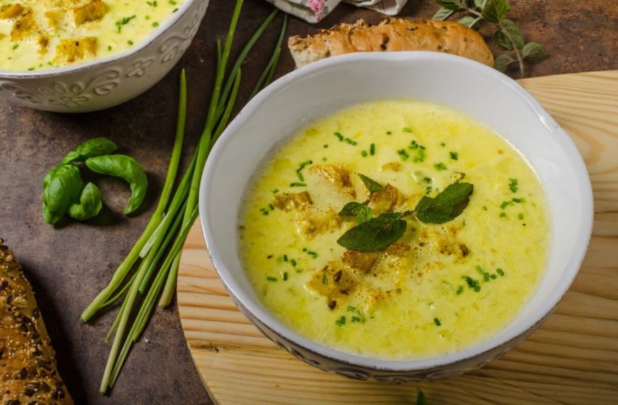 Cremige Zwiebelsuppe mit Schmelzkäse und frischen Kräutern