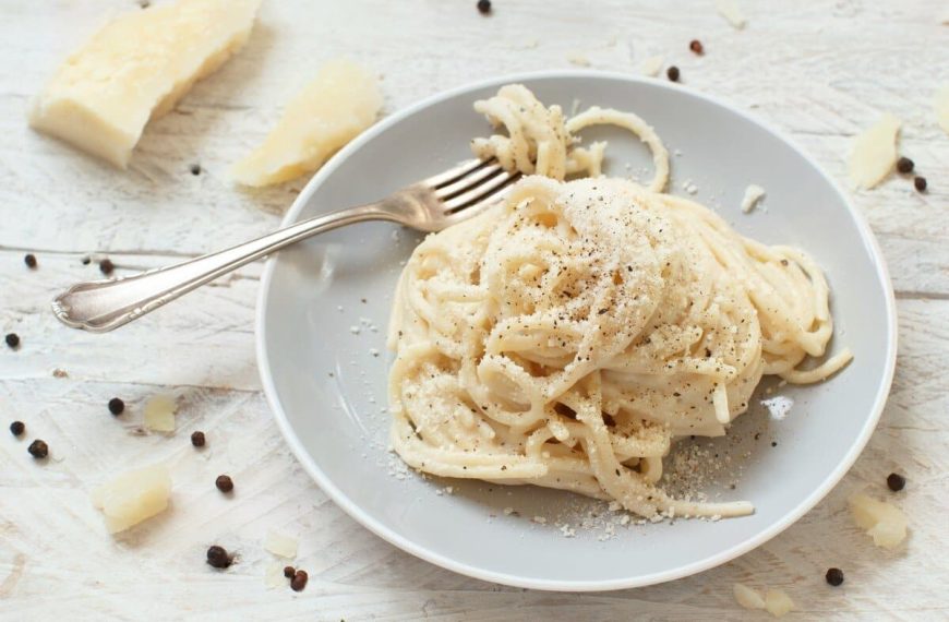 Cremige italienische Pasta mit Butter, Pfeffer und Parmesan
