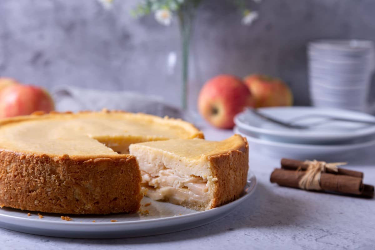 Cremiger Apfel Käsekuchen mit Vanillepudding und Quark