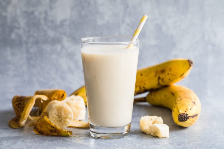 Cremiger Schoko Milchshake mit Bananen, Nutella und Vanilleeis