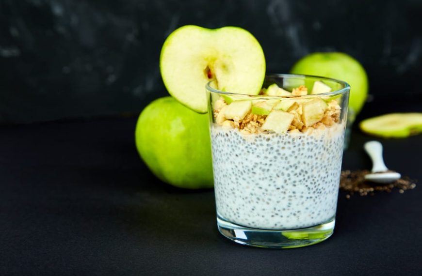 Cremiger Chia Pudding aus Kokosmilch mit Müsli, Äpfel und Honig