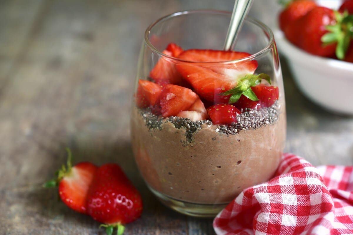 Cremiger Chiapudding mit Kakao und Erdbeeren - Veganes Dessert