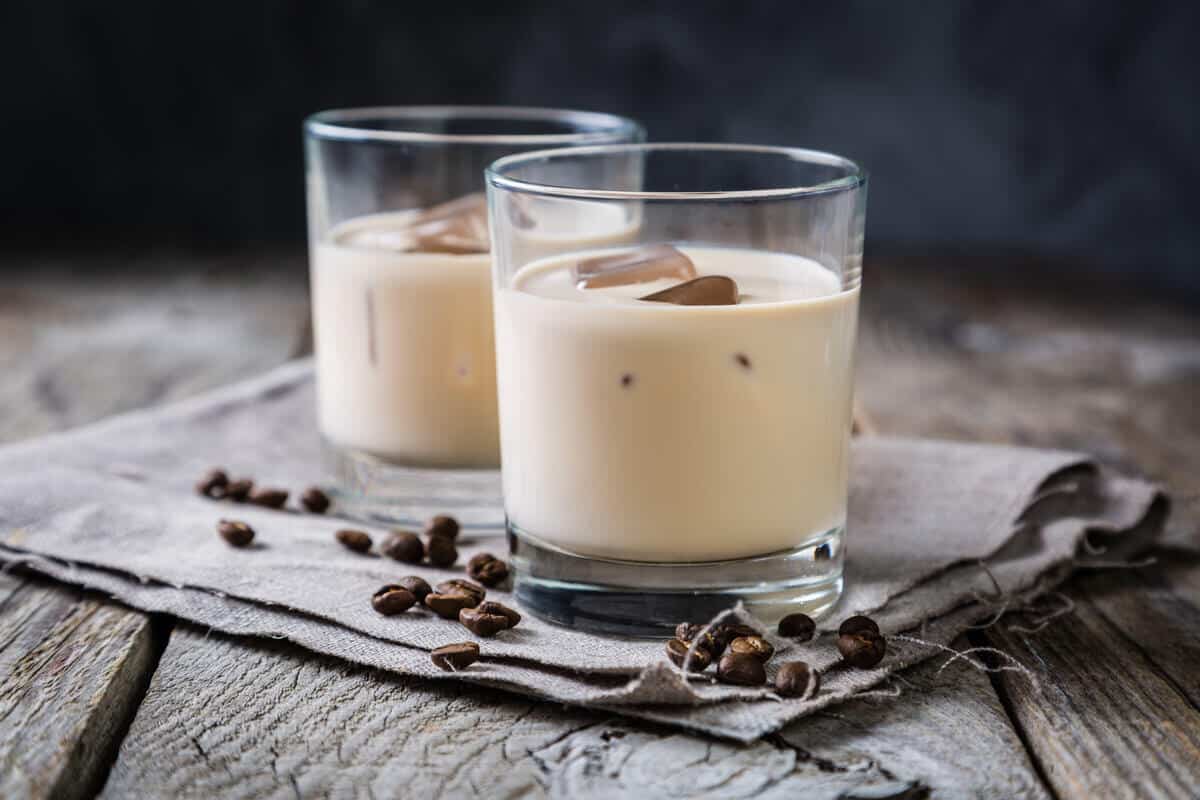 Cremiger Cocktail "White Russian" mit Wodka und Kaffeelikör