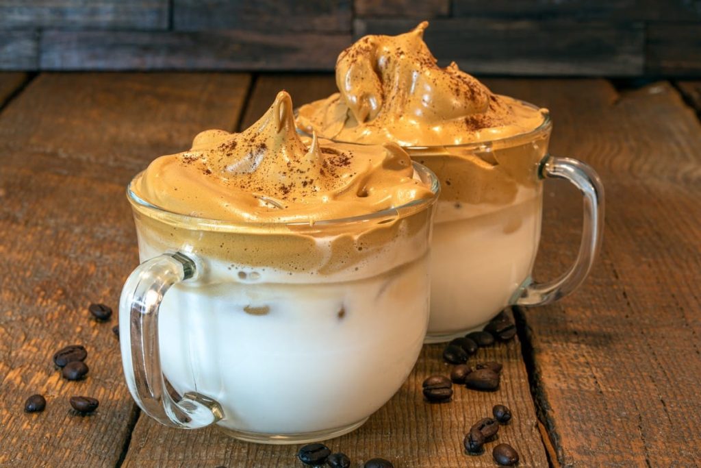 Cremiger Dalgona Kaffee mit Karamell und Orange