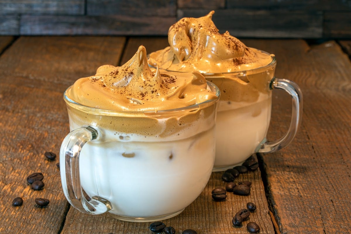 Cremiger Dalgona Kaffee mit Karamell und Orange