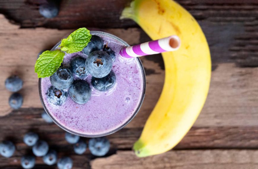 Cremiger Heidelbeer Smoothie mit Banane und Joghurt