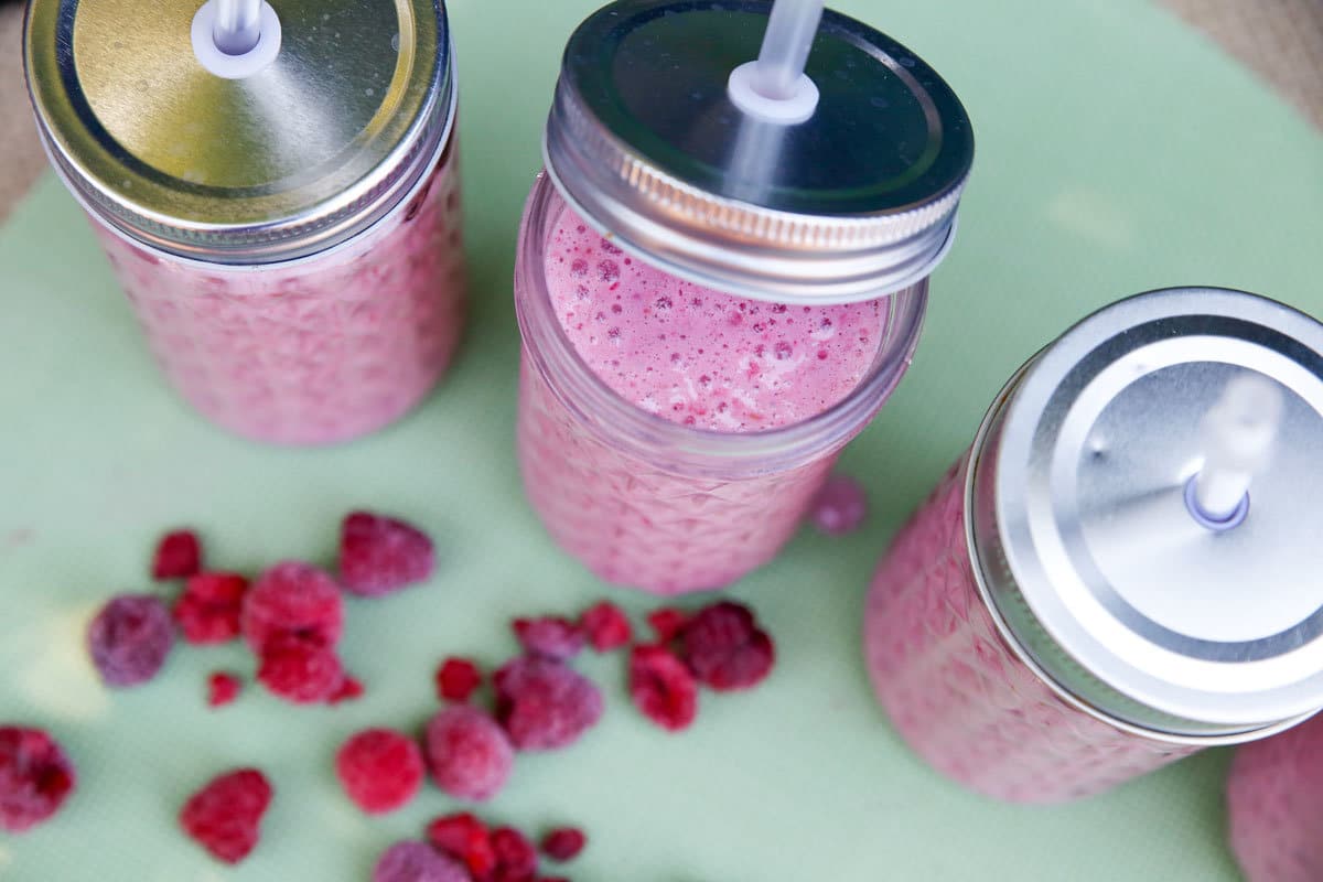 Cremiger Himbeer Milchshake mit Milch und Eis