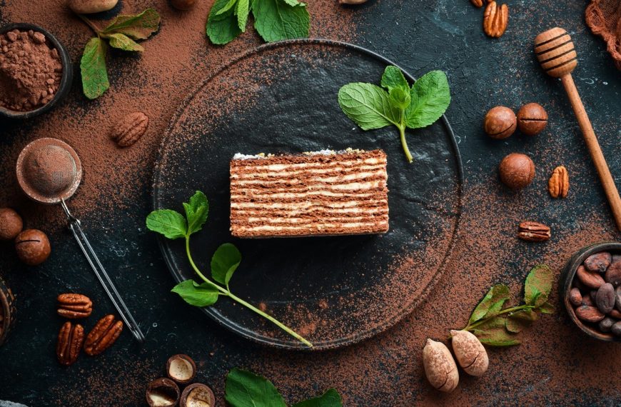 Cremiger Honigkuchen mit Schmand Creme und Schokoglasur