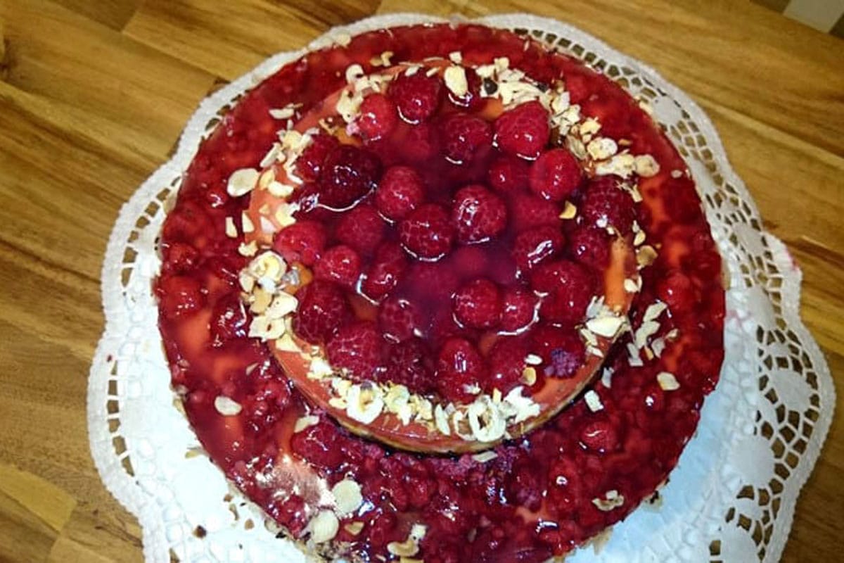 Cremiger Käsekuchen Brownies mit Himbeeren