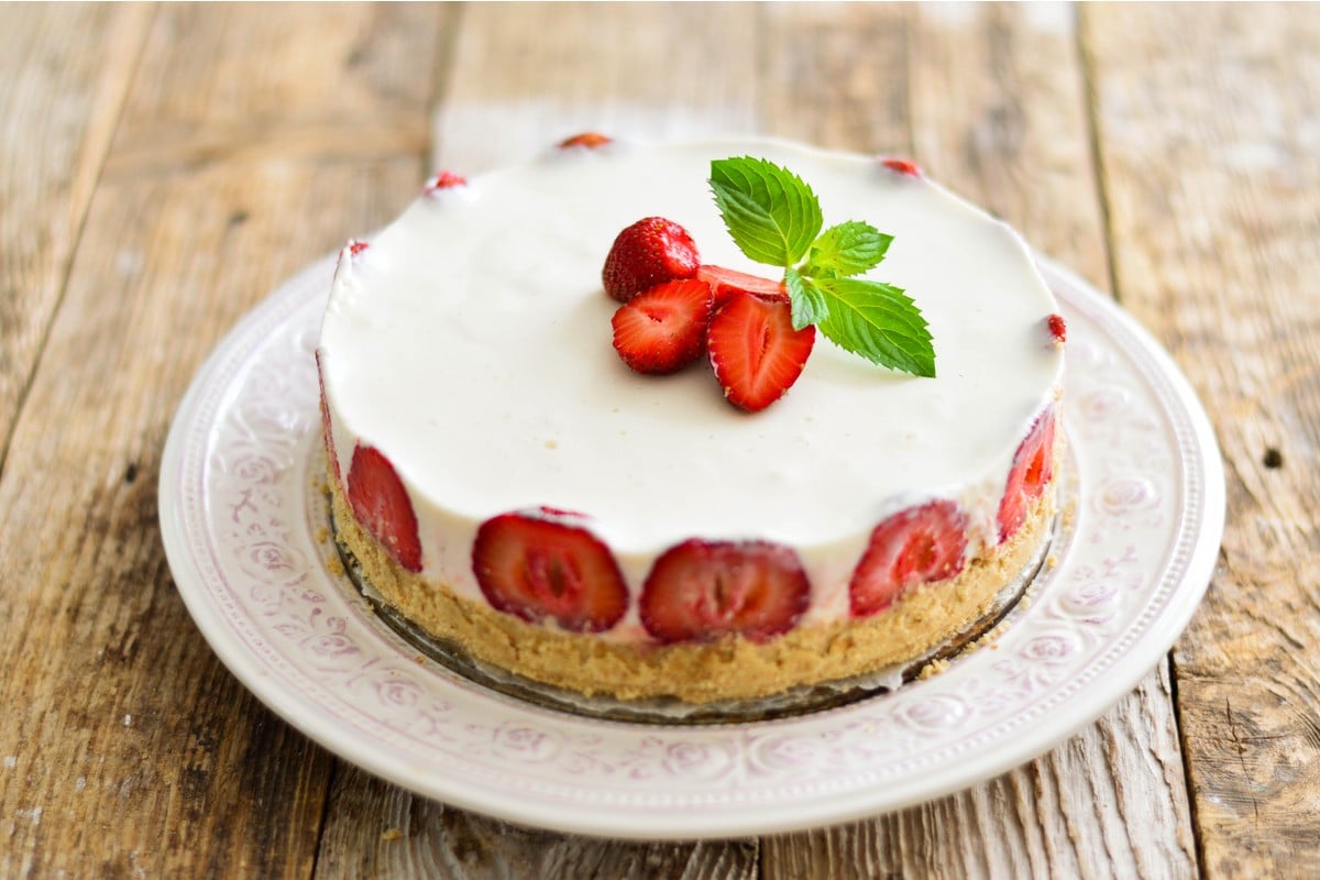 Käsekuchen mit Erdbeeren und Keksboden: Cremiger Erdbeertraum