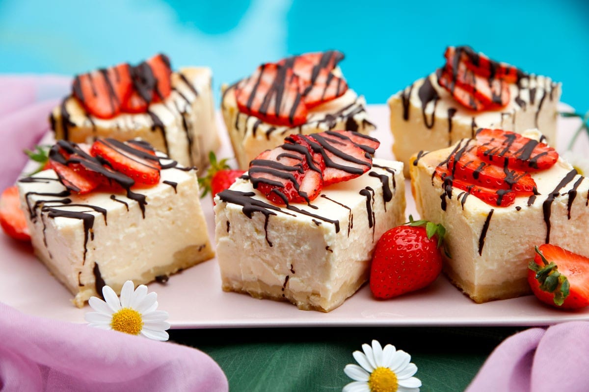 Cremiger Käsekuchen mit Erdbeeren und Schokolade