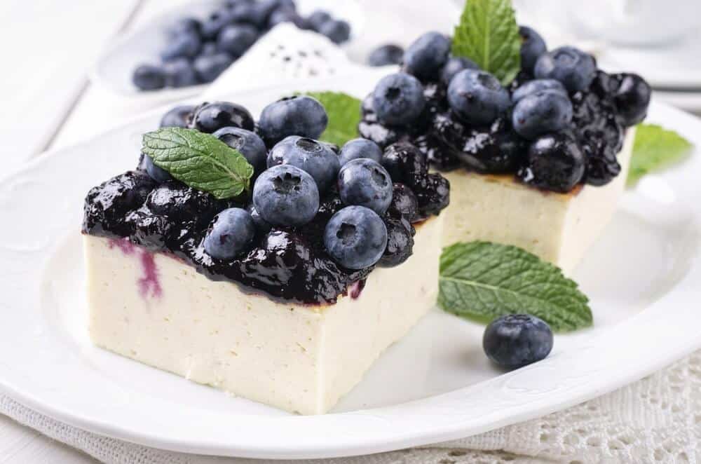 Cremiger Käsekuchen ohne Boden mit Blaubeeren