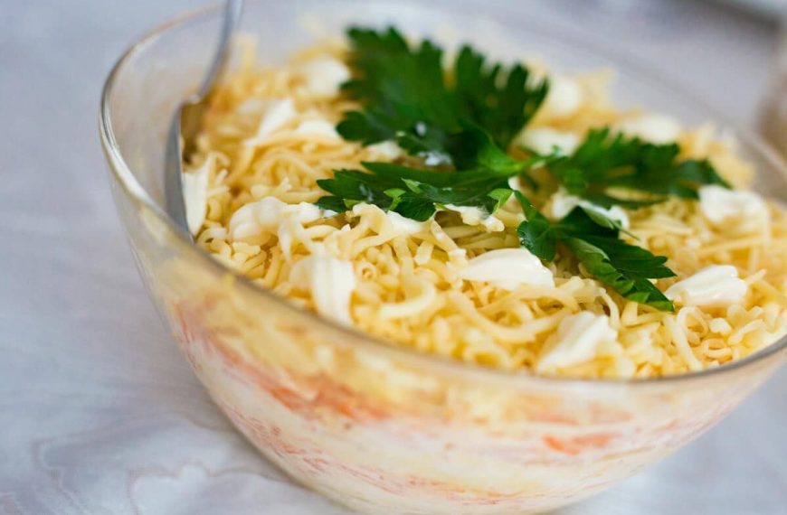 Cremiger Käsesalat mit Karotten, Äpfeln und Eiern