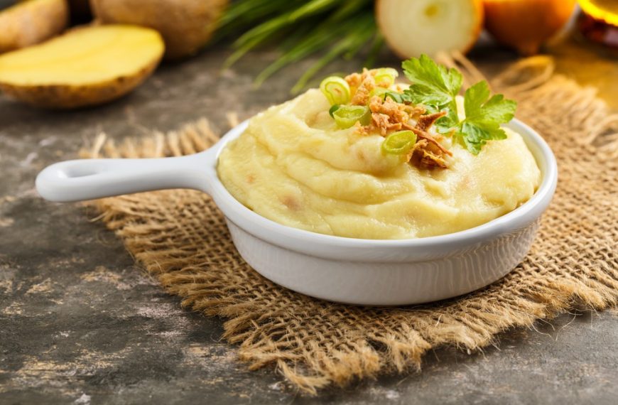 Cremiger Kartoffelpüree mit Röstzwiebeln und Butter